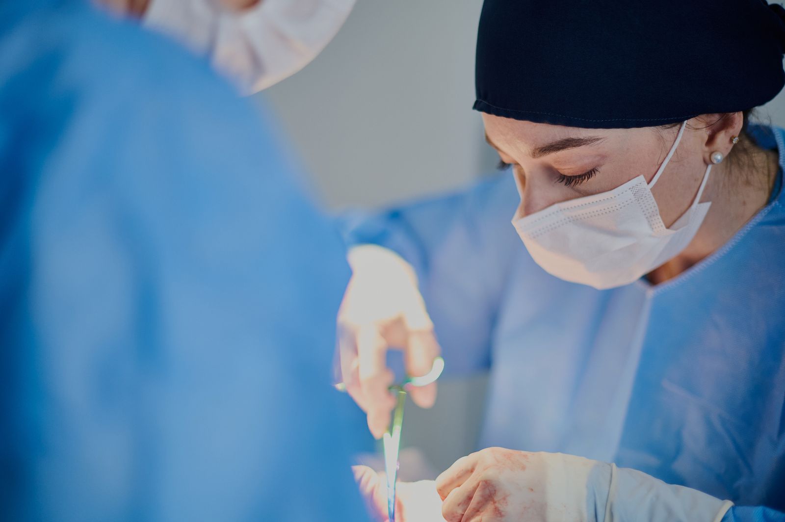 Procedimento cirúrgico veterinário em andamento