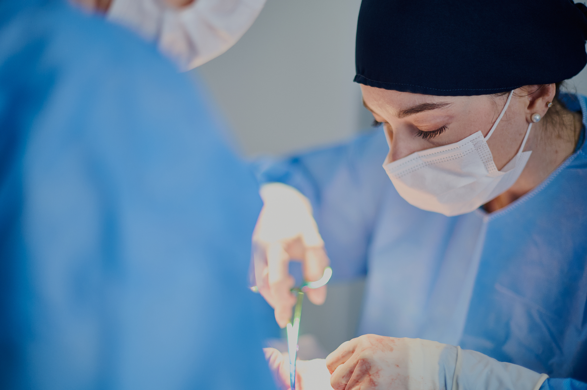 Procedimento cirúrgico veterinário em andamento